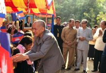 ព្រះករុណា ព្រះមហាក្សត្រ យាងសួរសុខទុក្ខប្រជារាស្រ្ត នៅឃុំខ្នារឆ្មារ ស្រុកសាមគ្គីមានជ័យ ខេត្តកំពង់ឆ្នាំង