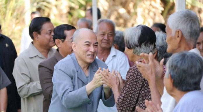 ព្រះមហាក្សត្រស្ដេចយាងសួរសុខទុក្ខ និងប្រទានព្រះរាជអំណោយដល់ប្រជាកសិករ នៅស្រុកគិរីវង់