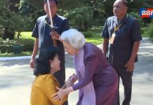 សម្តេចព្រះមហាក្សត្រី សព្វព្រះរាជហឫទ័យប្រោសព្រះរាជទាន សម្តេចកិត្តិព្រឹទ្ធបណ្ឌិត ប៊ុន រ៉ានី ហ៊ុន សែន ចូលក្រាបថ្វាយបង្គំគាល់ ទទួលព្រះរាជអំណោយ