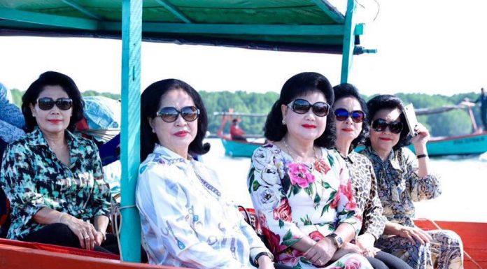 សម្តេចកិត្តិព្រឹទ្ធបណ្ឌិត ប៊ុន រ៉ានី ហ៊ុន សែន អញ្ជើញទស្សនាកម្សាន្ដរមណីយដ្ឋាន ព្រៃកោងកាងពាមក្រសោប ក្រុងខេមរភូមិន្ទ ខេត្តកោះកុង