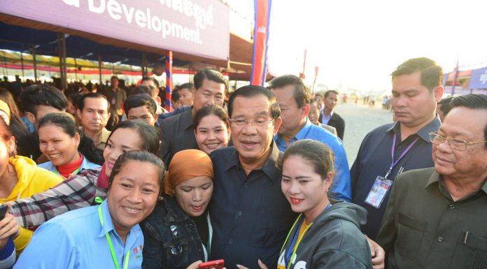 សម្តេចនាយករដ្ឋមន្រ្តី ហ៊ុន សែន អញ្ជើញជួបសំណេះសំណាលជាមូយបងប្អូនកម្មករ និយោជិតប្រមាណជិត ១២.០០០នាក់ នៅខេត្តកំពត