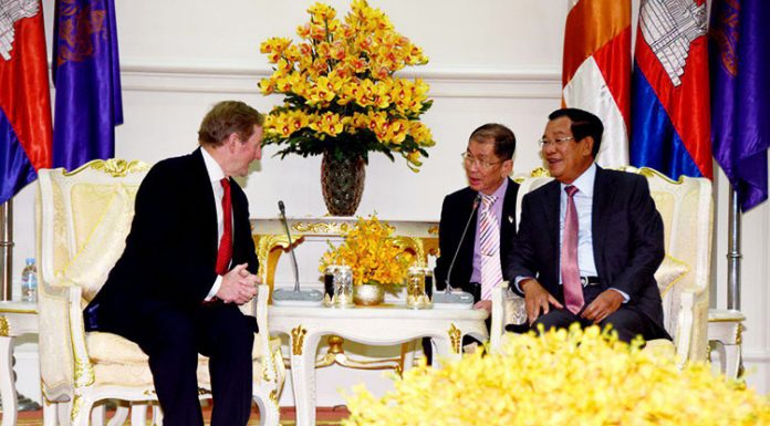 សម្ដេចតេជោប្រាប់អតីតនាយករដ្ឋមន្ត្រីអៀកឡង់ថា សហគមន៍អឺរ៉ុបមិនគួរប្រព្រឹត្តកំហុស ជាលើកទី៣ដល់កម្ពុជា
