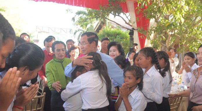 សម្តេចតេជោ ហ៊ុន សែន និងសម្តេចកិត្តិព្រឹទ្ធបណ្ឌិត អញ្ជើញសំណេះសំណាលសួរសុខទុក្ខកុមារីរងគ្រោះ (AFESIP)ទុំឌី