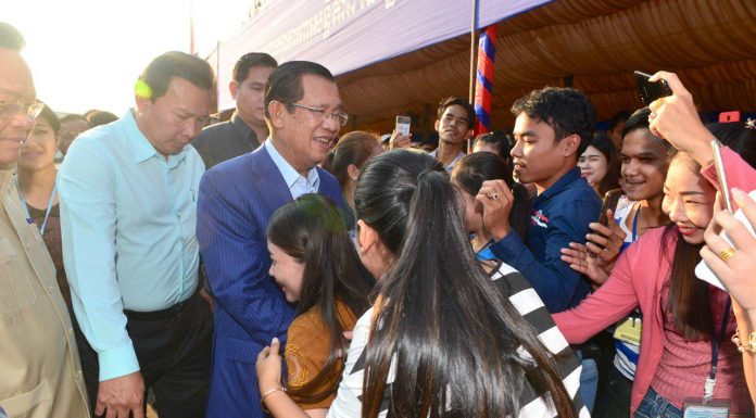 សម្តេចនាយករដ្ឋមន្ត្រី ហ៊ុន សែន អញ្ជើញជួបសំណេះសំណាលជាមួយបងប្អូនកម្មករ និយោជិត ប្រមាណជិត ១៤.០០០នាក់ នៅខេត្តកោះកុង