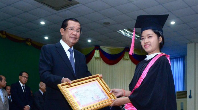 សម្តេចនាយករដ្ឋមន្ត្រី ហ៊ុន សែន អញ្ជើញប្រគល់សញ្ញាបត្រដល់និស្សិត នៃសកលវិទ្យាល័យ PPIU ចំនួន ១.២៤៥ អង្គ និងនាក់