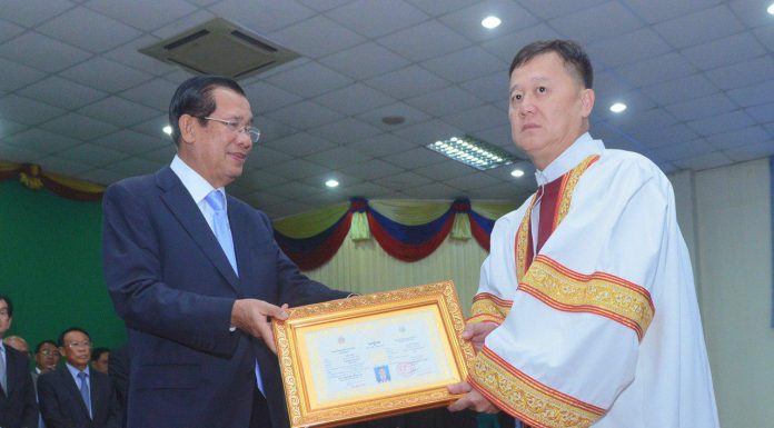 សម្តេចនាយករដ្ឋមន្ត្រី ហ៊ុន សែន អញ្ជើញប្រគល់សញ្ញាបត្រដល់និស្សិតសាកលវិទ្យាល័យអាស៊ីអឺរ៉ុប ចំនួន ១.៥៧៨អង្គ/នាក់
