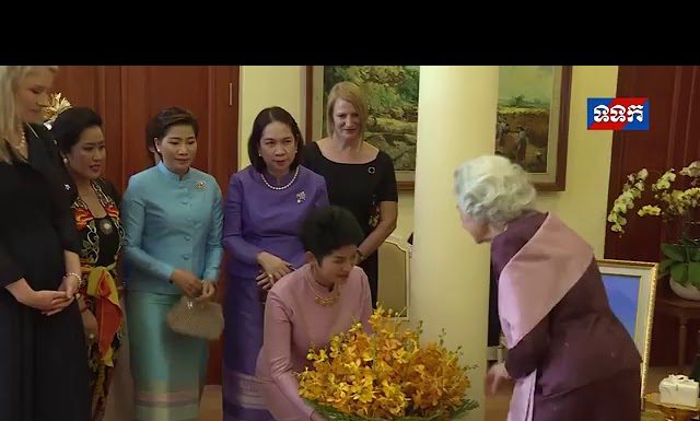 ព្រះមហាក្សត្រី សព្វព្រះរាជហឫទ័យប្រោសព្រះរាជទាន លោកជំទាវ ជាភរិយាថ្នាក់ដឹកនាំ អនុព័ន្ធយោធា ប្រចាំស្ថានទូតនានា ប្រចាំកម្ពុជា ចូលក្រាបថ្វាយបង្គំគាល់