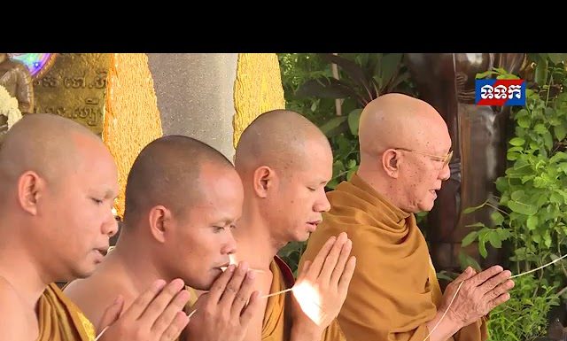 ព្រះមហាក្សត្រ និងសម្តេចព្រះមហាក្សត្រី សព្វព្រះរាជហឫទ័យ ស្តេចយាងជាព្រះរាជាធិបតី ក្នុងព្រះរាជពិធីថ្វាយព្រះវិញ្ញាណក្ខន្ត ព្រះបាទសម្តេចព្រះនរោត្តម សុរាម្រឹត