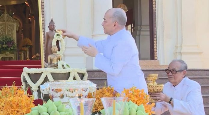 ព្រះរាជពិធីថ្វាយព្រះសុគន្ធវារីព្រះពុទ្ធរូប និងព្រះសង្ឃ និងថ្វាយព្រះសត្តប្បករណាភិធម្ម បង្សុកូល នៅព្រះទីនាំងហោអដ្ឋិក្នុងព្រះទីនាំងទេវាវិនិច្ឆ័យ