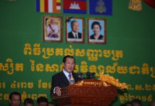 សម្តេចនាយករដ្ឋមន្រ្តី ហ៊ុន សែន អញ្ជើញប្រគល់សញ្ញាបត្រជូនដល់និស្សិតនៃសាកលវិទ្យាល័យជាតិគ្រប់គ្រង ប្រមាណជាង២ពាន់អង្គ/នាក់