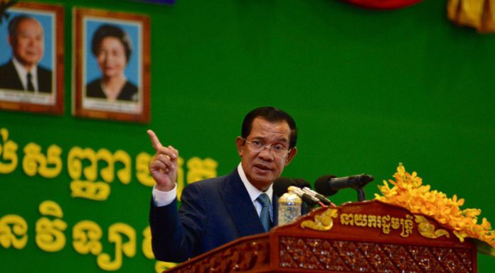 សម្តេចតេជោ ហ៊ុន សែន អញ្ជើញប្រគល់សញ្ញាបត្រដល់និស្សិត វិទ្យាស្ថានវ៉ាន់ដា ជាង៣ពាន់នាក់