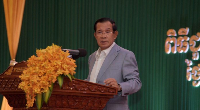សម្ដេចតេជោ ហ៊ុន សែន អញ្ជើញជួបសំណេះសំណាល និងពិសារបាយសាមគ្គីជាមួយកីឡាករ កីឡាការិនីជាង ៤ពាន់នាក់
