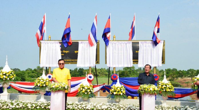 សម្តេចនាយករដ្ឋមន្រ្តី ហ៊ុន សែន និងនាយករដ្ឋមន្រ្តីថៃ អញ្ជើញចាក់បេតុងតភ្ជាប់មុខតំណស្ពានមិត្តភាព កម្ពុជា-ថៃ (ស្ទឹងបត់-បានណងអៀន)