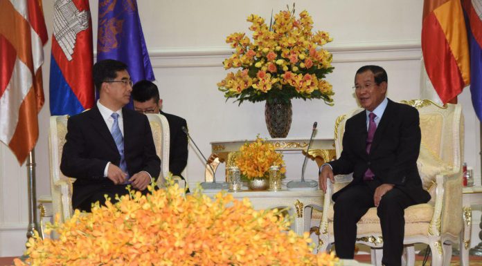 សម្តេចតេជោ ហ៊ុន សែន អញ្ជើញជួបពិភាក្សាការងារជាមួយអនុរដ្ឋមន្ត្រីក្រសួងរដ្ឋបាល និងបទបញ្ញាតិទីផ្សារ