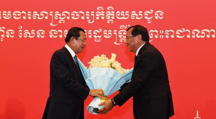 សម្តេចនាយករដ្ឋមន្រ្តី ហ៊ុន សែន ទទួលគោរមងារ ជាសាស្ត្រាចារ្យកិត្តិយសផ្នែកទំនាក់ទំនងអន្តរជាតិ ពីសាកលវិទ្យាល័យប៉េកាំង