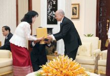 ព្រះករុណា ព្រះមហាក្សត្រ បានសព្វព្រះរាជហឫទ័យ រាជានុញ្ញាតឱ្យសម្តេចកិត្តិព្រឹទ្ធបណ្ឌិត ប៊ុន រ៉ានី ហ៊ុនសែន ដឹកនាំគណ:ប្រតិភូកាកបាទក្រហមកម្ពុជា ចូលក្រាបថ្វាយបង្គំគាល់