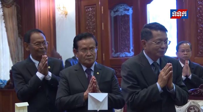 ព្រះរាជតំណាងនាំយកព្រះរាជសារ និងកន្រ្តកផ្កាព្រះមហាក្សត្រ និងសម្តេចម៉ែ ចូលរួមបុណ្យចម្រើនជន្មាយុ សម្តេច ហេង សំរិន