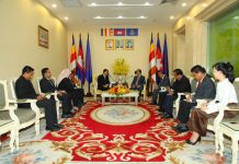 ឯកឧត្តមកិត្តិនីតិកោសលបណ្ឌិតឧបនាយករដ្ឋមន្ត្រីប្រចាំការ រដ្ឋមន្ត្រីទទួលបន្ទុកទីស្តីការគណៈរដ្ឋមន្ត្រី ទទួលជួបសម្តែងការគួរសមជាមួយឯកអគ្គរាជទូតម៉ាឡេស៊ីប្រចាំកម្ពុជា
