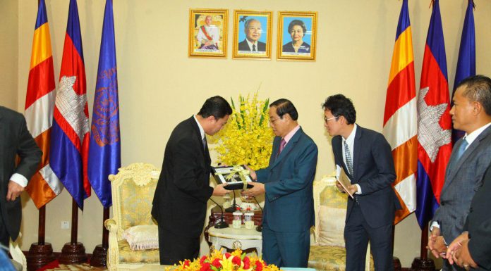 ឯកឧត្តមកិត្តិនីតិកោសលបណ្ឌិតឧបនាយករដ្ឋមន្ត្រីប្រចាំការ រដ្ឋមន្ត្រីទទួលបន្ទុកទីស្តីការគណៈរដ្ឋមន្ត្រី ទទួលជួបសម្តែងការគួរសមជាមួយឯកអគ្គរាជទូតម៉ាឡេស៊ីប្រចាំកម្ពុជា