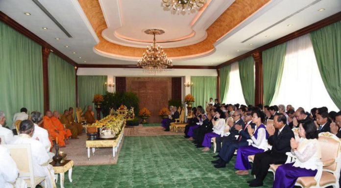 ព្រះករុណា ព្រះមហាក្សត្រ យាងជាព្រះរាជាធិបតីព្រះរាជពិធីស្វាធ្យាយព្រះបរិត្ត និងពុទ្ធជ័យមង្គល ក្នុងឱកាសព្រះរាជពិធីចម្រើនព្រះជន្មគម្រប់ ៨៣ ព្រះវស្សា របស់ សម្តេចម៉ែ