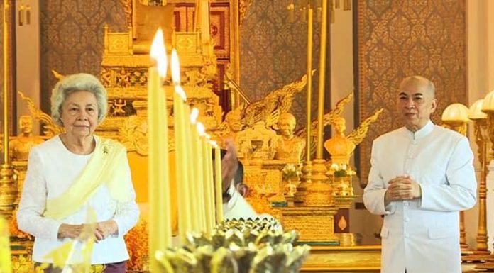ព្រះមហាក្សត្រ និងសម្តេចម៉ែ ស្តេចយាងក្នុងព្រះរាជពិធីសិកទៀនវស្សាព្រះរាជទ្រព្យ ក្នុងព្រះបរមរាជវាំង