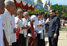 ឯកឧត្តមកិត្តិនីតិកោសលបណ្ឌិត ប៊ិន ឈិន អញ្ជើញជាអធិបតីសម្ពោធដាក់ឲ្យប្រើប្រាស់ជាផ្លូវការ ផ្លូវបេតុងអាមេរ ១ខ្សែ ប្រវែង១៧៨០០ម៉ែត្រ នៅខេត្តតាកែវ