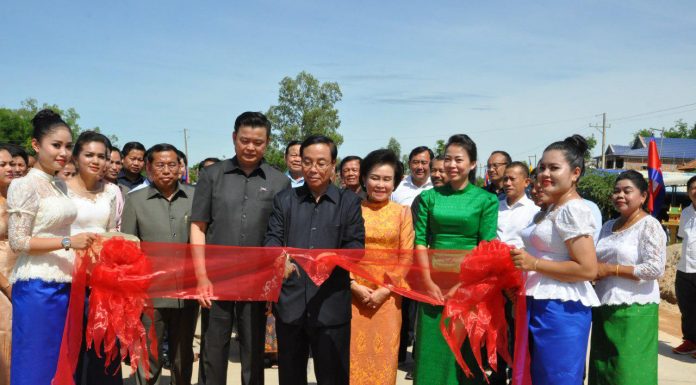ឯកឧត្តមកិត្តិនីតិកោសលបណ្ឌិត ប៊ិន ឈិន អញ្ជើញជាអធិបតីសម្ពោធដាក់ឲ្យប្រើប្រាស់ជាផ្លូវការ ផ្លូវបេតុងអាមេរ ១ខ្សែ ប្រវែង១៧៨០០ម៉ែត្រ នៅខេត្តតាកែវ