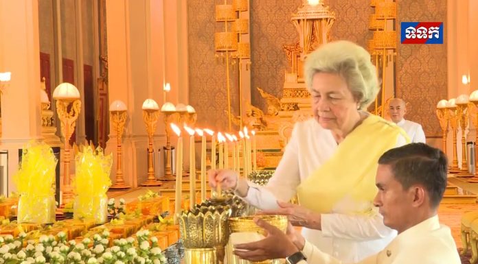 ព្រះមហាក្សត្រ និងសម្តេចម៉ែ ស្តេចយាងក្នុងព្រះរាជពិធីសិកទៀនវស្សាព្រះរាជទ្រព្យ ក្នុងព្រះបរមរាជវាំង