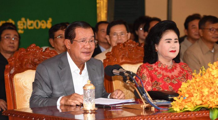 សម្តេចតេជោ ហ៊ុន សែន ៖ ស្រ្ដីទៅពិនិត្យផ្ទៃពោះទទួលបានប្រាក់ ដែលខុសពីមុនទៅពិនិត្យ គេទារលុយ ឥឡូវទៅពិនិត្យគេឱ្យលុយមកផ្ទះវិញ