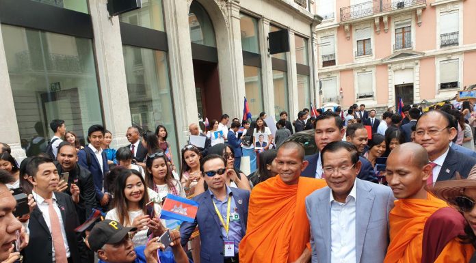 ប្រជាពលរដ្ឋខ្មែរ និងព្រះសង្ឃដែលកំពុងរស់នៅ និងគង់នៅអឺរ៉ុប ទទួលស្វាគមន៍ សម្តេចនាយករដ្ឋមន្រ្តី ហ៊ុន សែន នៅទីក្រុងហ្សឺណែវ