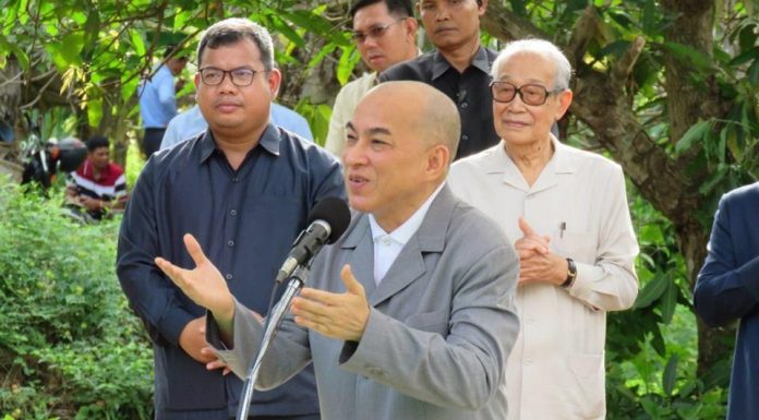 ព្រះមហាក្សត្រយាងសួរសុខទុក្ខ និងប្រទានព្រះរាជអំណោយដល់ប្រជាកសិករ នៅស្រុក បរសេដ្ឋ