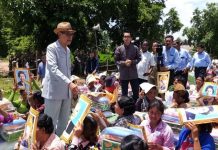 ព្រះរាជតំណាងព្រះមហាក្សត្រ នាំយកព្រះរាជអំណោយចែកជូនប្រជារាស្រ្តរងគ្រោះដោយ ទឹកជំនន់ស្ថិតនៅភូមិចំនួន៤ ក្នុងឃុំដា ស្រុកចិត្របុរី