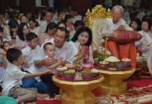 សម្តេចអគ្គមហាសេនាបតីតេជោ ហ៊ុន សែន ចូលរួមកាន់បិណ្ឌនៅវត្តចំពុះក្អែក