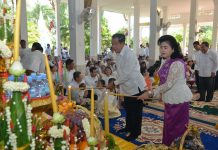 សម្តេចតេជោ ហ៊ុន សែន និងសម្តេចកិត្តិព្រឹទ្ធបណ្ឌិត អញ្ជើញចូលរួមក្នុងពិធីឆ្លងបុណ្យភ្ជុំបិណ្ឌ នៅវត្តវាំងចាស់ខេត្តកំពង់ស្ពឺ