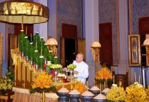 ព្រះករុណា ព្រះមហាក្សត្រ ស្តេចយាងជាព្រះរាជាធិបតីដ៏ខ្ពង់ខ្ពស់ ក្នុងព្រះរាជពិធីបុណ្យ សំពះព្រះខែ និងអកអំបុក នៅក្នុងព្រះទីនាំងទេវាវិនិច្ឆ័យ ព្រះបរមរាជវាំង