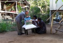 ព្រះករុណា ព្រះមហាក្សត្រយាងសួរសុខទុក្ខ និងប្រទានព្រះរាជអំណោយដល់ប្រជាកសិករ នៅស្រុក កំពង់លែង