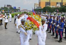 ឯកឧត្តមកិតិ្តនីតិកោសលបណ្ឌិត ប៊ិន ឈិន អញ្ជើញដាក់កម្រងផ្កានៅវិមានឯករាជ្យ និងគោរព ព្រះវិញ្ញាណក្ខន្ធព្រះករុណាព្រះបរមរតនកោដ្ឋ នៅមណ្ឌលតម្កល់ព្រះបរមរូប