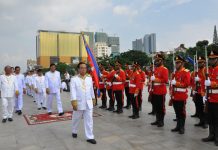 ឯកឧត្តមកិតិ្តនីតិកោសលបណ្ឌិត ប៊ិន ឈិន អញ្ជើញដាក់កម្រងផ្កានៅវិមានឯករាជ្យ និងគោរព ព្រះវិញ្ញាណក្ខន្ធព្រះករុណាព្រះបរមរតនកោដ្ឋ នៅមណ្ឌលតម្កល់ព្រះបរមរូប
