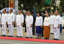 ឯកឧត្តមកិតិ្តនីតិកោសលបណ្ឌិត ប៊ិន ឈិន បានអញ្ជើញដង្ហែព្រះករុណាព្រះបាទសម្ដេចព្រះបរមនាថ នរោត្ដម សីហមុនី ព្រះមហាក្សត្រនៃព្រះរាជាណាចក្រកម្ពុជា យាងពន្លត់ភ្លើងជ័យ