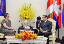 ឯកឧត្តមកិត្តិនីតិកោសលបណ្ឌិត ប៊ិន ឈិន ឧបនាយករដ្ឋមន្ត្រីប្រចាំការ និងជារដ្ឋមន្ត្រីទទួលបន្ទុក ទីស្តីការគណៈរដ្ឋមន្ត្រីទទួលជួបជាមួយឯកអគ្គរដ្ឋទូតអូស្ត្រាលីប្រចាំកម្ពុជាដែលនឹងត្រូវចប់អាណត្តិបេសកកម្មការទូត ដើម្បីសម្តែងការគួរសម និងជម្រាបលា