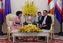 ឯកឧត្តមកិតិ្តនីតិកោសលបណ្ឌិត ប៊ិន ឈិន ឧបនាយករដ្ឋមន្ត្រីប្រចាំការ រដ្ឋមន្ត្រីទទួលបន្ទុកទីស្តីការគណៈរដ្ឋមន្ត្រី អនុញ្ញាតឱ្យឯកអគ្គរដ្ឋទូតសហភាពអឺរ៉ុបប្រចាំ ព្រះរាជាណាចក្រកម្ពុជា ចូលជួបសម្តែងការគួរសម នៅទីស្តីការគណៈរដ្ឋមន្ត្រី