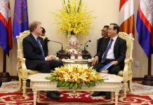 ឯកឧត្តមកិត្តិនីតិកោសលបណ្ឌិត ប៊ិនឈិន ឧបនាយករដ្ឋមន្ត្រីប្រចាំការ រដ្ឋមន្ត្រីទទួលបន្ទុកទីស្តីការគណៈរដ្ឋមន្ត្រី ទទួលជួបសម្តែងការគួរសម ជាមួយឯកឧត្តម W.Patrick Murphy ឯកអគ្គរដ្ឋទូតសហរដ្ឋអាម៉េរិកប្រចាំកម្ពុជា