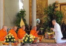 ព្រះករុណា ព្រះមហាក្សត្រ និងសម្តេចម៉ែ ស្តេចយាងជាព្រះរាជាធិបតី ព្រះរាជពិធីសង្ឃទាន ដើម្បីឧទិ្ទសមហាព្រះរាជកុសល ថ្វាយព្រះវិញ្ញាណក្ខន្ធព្រះបរមរតនកោដ្ឋ