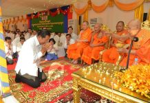 សម្តេចតេជោ ហ៊ុន សែន អញ្ជើញស្រោចស្រពព្រះសុគន្ធវារី ប្រគេនសម្តេចព្រះសង្ឃនាយករង៣ព្រះអង្គ