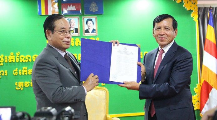 ឯកឧត្តមកិត្តិនីតិកោសល បណ្ឌិត ប៊ិន ឈិន អញ្ជើញជាអធិបតីក្នុងពិធីផ្ទេរ និងប្រកាសចូលកាន់តំណែងរដ្ឋមន្ត្រីក្រសួងមុខងារសាធារណៈ