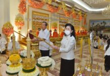 សម្តេចតេជោ ហ៊ុន សែន និងសម្តេចកិត្តិព្រឹទ្ធបណ្ឌិត ប៊ុនរ៉ានី ហ៊ុនសែន រៀបចំចំពិធីបុណ្យទក្ខិណានុប្បទានគម្រប់១០០ថ្ងៃ ឧទ្ទិសកុសលជូនវិញ្ញាណក្ខន្ធមហាឧបាសិកា ប៊ុន ស៊ាងលី