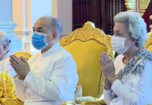 ព្រះករុណា ព្រះមហាក្សត្រ និងសម្តេចព្រះមហាក្សត្រី សព្វព្រះរាជហឫទ័យស្តេចយាងជាព្រះរាជាធិបតីដ៏ខ្ពង់ខ្ពស់បំផុត ក្នុងព្រះរាជពិធីចម្រើនព្រះបរិត្តអង្គព្រះកឋិនទានព្រះរាជទ្រព្យ នាព្រះទីនាំងទេវាវិនិច្ឆ័យ ព្រះបរមរាជវាំង
