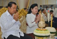 សម្តេចតេជោ ហ៊ុន សែន និងសម្តេចកិត្តិព្រឹទ្ធបណ្ឌិត និងក្រុមគ្រួសារ អញ្ជើញរាប់បាត្រ និងនិមន្ត ព្រះសង្ឃ សូត្រមន្តឆ្លងវិមានគុណ មាតាបិតា នៅស្រុកក្រូចឆ្មារ