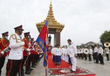 ឯកឧត្តម ងួន ញ៉ិល ដឹកនាំសមាជិក សមាជិកា ថ្នាក់ដឹកនាំ និងមន្រ្តីរាជការ នៃស្ថាប័នរដ្ឋសភា អញ្ជើញដាក់កម្រងផ្កាគោរពព្រះវិញ្ញាណក្ខន្ធ ព្រះបរមរតនកោដ្ឋ