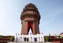 គណៈប្រតិភូតាមបណ្តាក្រសួង-ស្ថាប័ននានា អញ្ជើញដាក់កម្រងផ្កាគោរពវិញ្ញាណក្ខន្ធ នៅវិមានឯករាជ្យ និងព្រះបរមរូប ព្រះបរមរតនកោដ្ឋ